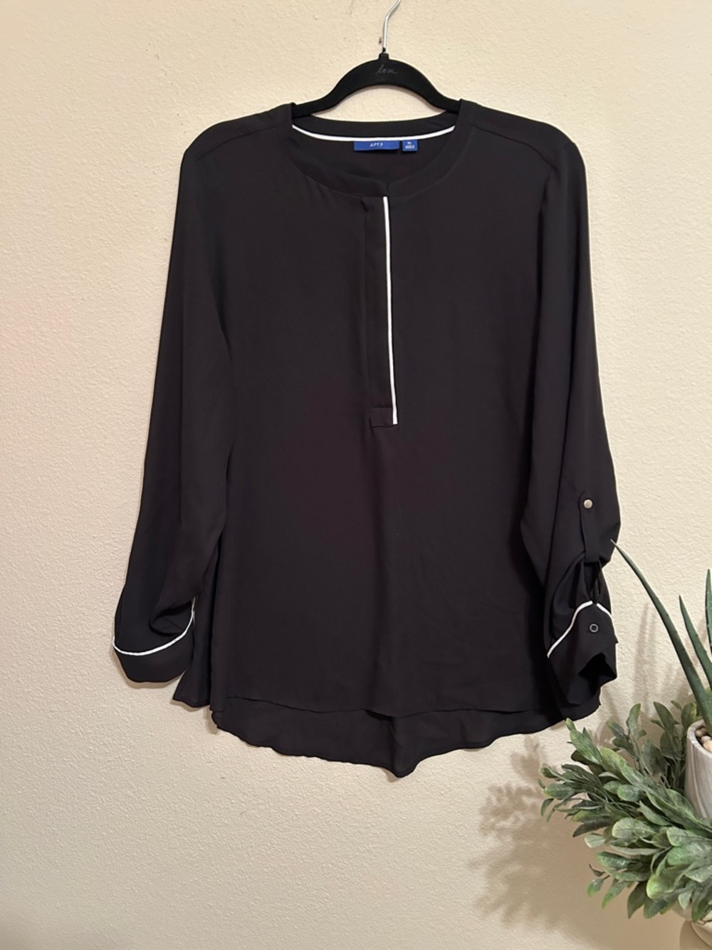 Apt 9 Black Long-Sleeve Split-Neck Blouse with Contrast Trim